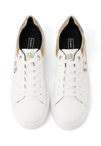 Sneaker bianchi con un accento testurizzato oro sul tallone, dotati di lacci piatti, accessori in oro e una superficie liscia.