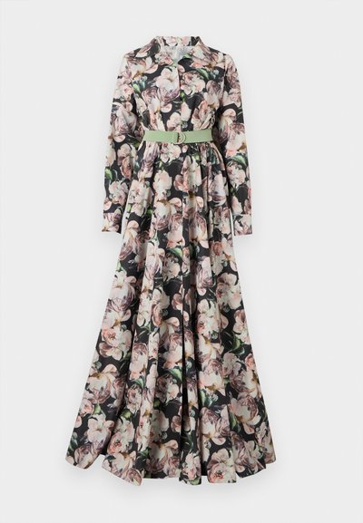 Blommig maxi-klänning med långa ärmar, prydd med svart bakgrund och ett mönster av ljusa blommor. Inkluderar ett matchande bälte i midjan.