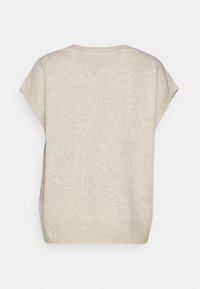 Pull en tricot beige, design à épaules festonnées, manches courtes, ourlet côtelé, texture douce, détails minimaux, vue arrière unie.