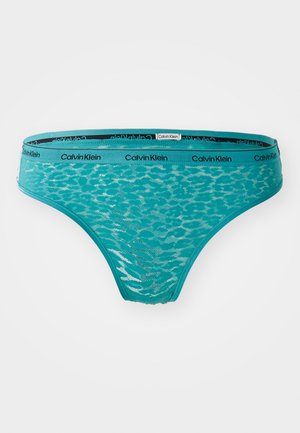 Teal kanten string met een patroonontwerp, elastische tailleband met het Calvin Klein-logo en een gladde textuur.