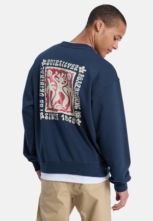 Marineblauer Pullover mit einem grafischen Print auf der Rückseite, der auffällige Designs und Schriftzüge zeigt, aus weichem Stoff gefertigt und mit lockerem Schnitt.