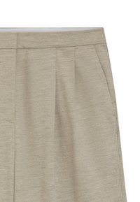 Beige pleated trousers made of textured fabric, featuring side pockets and clean stitching details. Straight leg design.