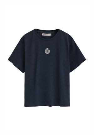 Marineblaue T-Shirts mit kurzen Ärmeln, Rundhalsausschnitt und kleinem weißen, aufgesticktem Polo Club-Emblem mittig auf der Brust.