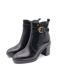 Stivaletti neri in pelle con punta leggermente affusolata, tacco spesso, fibbia decorativa laterale e pannelli elastici laterali per una facile vestibilità.