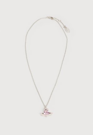 Ασημένιο κολιέ με αλυσίδα και μικρό κρεμαστό με ροζ πολύτιμη πέτρα σε σχήμα πλανήτη με δαχτυλίδια σε λευκό φόντο.