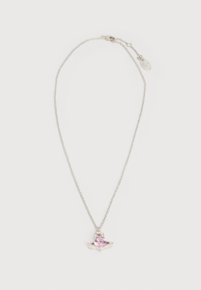 Colier din lanț de argint cu un pandantiv mic cu piatră prețioasă roz, în formă de planetă cu inele, pe un fundal alb.