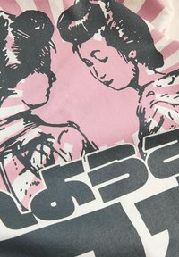 Prikaz v bližnjem kadru princeske Leie in Dartha Vaderja v črno-roza grafičnem dizajnu s poudarjenim črnim besedilom, delno vidnim spodaj.