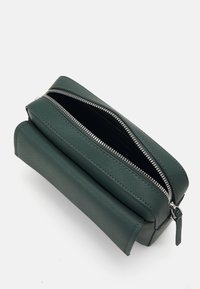 Calvin Klein LINEAR CAMERA BAG - Torba preko tijela - palm green