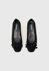 Ballerines en daim noir avec un bout rond, un nœud décoratif et une bordure en sequins le long de l'ouverture. Taille 4.5, doublure intérieure douce.
