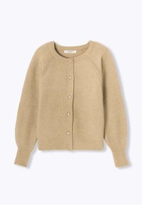 Cardigan en tricot beige avec un col rond, fermeture à boutons et manches raglan. Présente des coutures texturées le long des épaules et des poignets.
