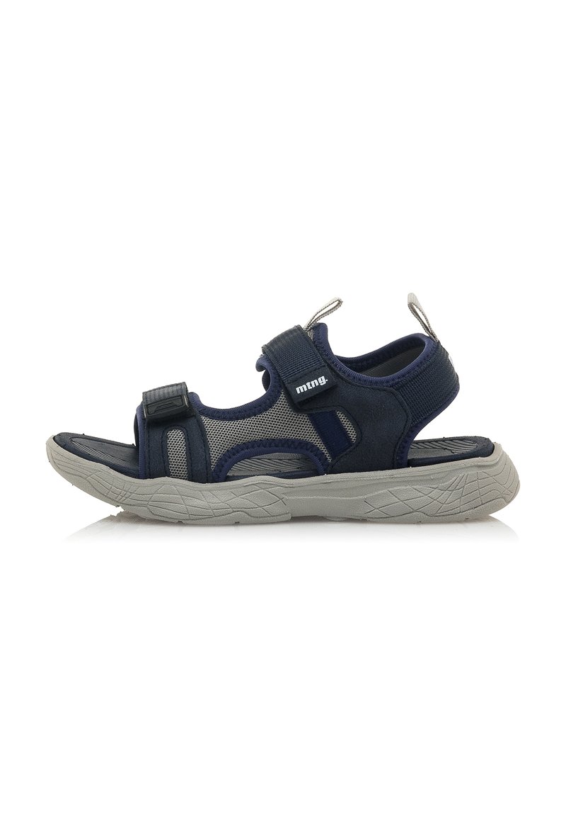 Sandalias azul marino con parte superior de malla, correas ajustables y suela de goma gris con un patrón de relieve para mayor agarre.