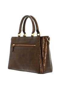 Sac à main en cuir marron à motif crocodile avec double poignées, ferrures dorées et poche avant zippée. Design structuré avec une finition brillante.