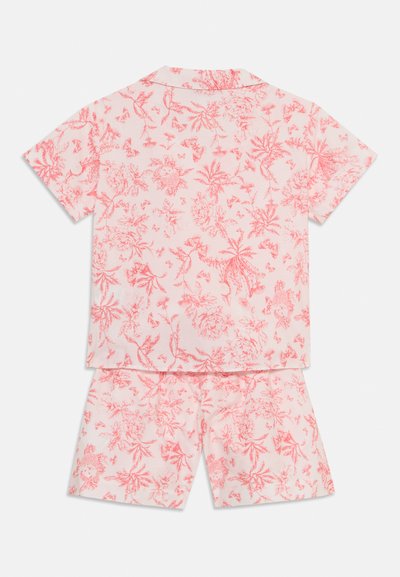 Kurzärmeliges Schlafanzugset aus lichtrosa Stoff mit einem floralen Muster in Koralle. Enthält ein Hemd mit Kragen und passende Shorts.