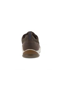 Scarpa sportiva marrone con tallone in suede liscio, tomaia in rete texturizzata e suola intermedia bianca; presenta un accento blu sul sottotacco.