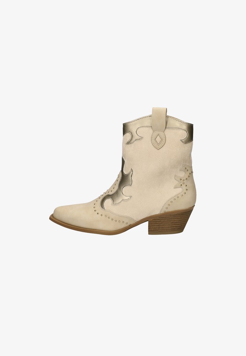Beige cowboylaars van suede met metallic accenten. Heeft gebogen decoratieve stitching en een kleine gestapelde hak. Puntige neusontwerp.