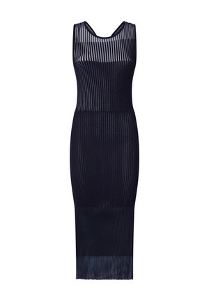 Traka haljina od pletiva u tamnoplavoj boji s vertikalnim prozirnim prugama, okruglim izrezom i prilagođenom siluetom koja seže do sredine tele.