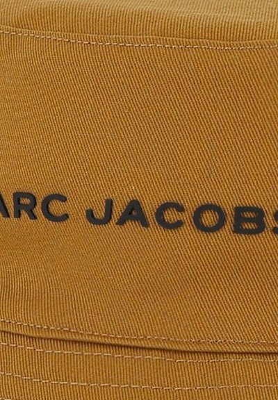 Cappello a secchiello in velluto a coste giallo con logo "Marc Jacobs" nero. La texture è a costine, con cuciture visibili intorno alla tesa.
