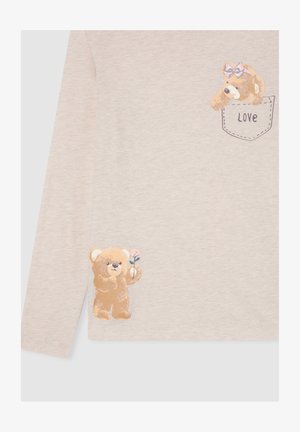 Maglietta a maniche lunghe di un beige chiaro con grafiche di orsetti dei cartoni; un orsetto con un fiocco in una tasca etichettata "Amore" e un altro con un fiore rosa.