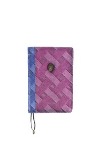 Couverture de carnet en tissu tissé violet et bleu, présentant un motif décoratif, une fermeture métallique et un élastique noir avec un pendentif décoratif.