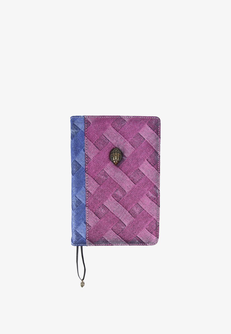 Couverture de carnet en tissu tissé violet et bleu, présentant un motif décoratif, une fermeture métallique et un élastique noir avec un pendentif décoratif.
