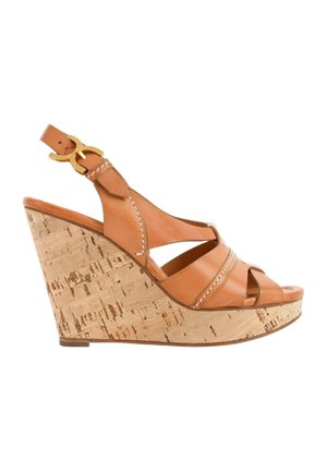 Sandale compensée en cuir beige avec semelle plateforme en liège, bout ouvert, bride arrière et boucle dorée.