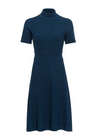 Stickad klänning i mörkblått med hög krage och korta ärmar. Har ribbad textur och en utsvängd, veckad kjoldesign.
