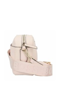 Borsa in pelle rosa chiaro con una forma strutturata, chiusura a doppia zip e una tracolla accentuata da logo. Presenta accessori in argento lucido.