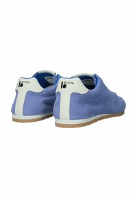 Pari sinisiä mokkanahkaisia tennareita, joissa valkoiset kantapään tarrat ja ruskeat pohjat, takaa ja sivulta nähtyinä, näkyvissä Blackstone-brändin logo.