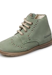 Stivaletto verde in suede con lacci beige, perforazioni decorative e suola in gomma marrone. Marchio Falcotto sul lato.