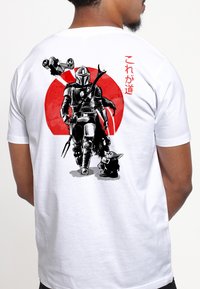 White t-shirt featuring a black and red graphic of a character in armor with a blaster and a small figure, with Japanese text.