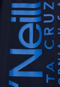 Tessuto navy con grande testo blu. Il design include lettere e forme, con colori a contrasto che enfatizzano gli elementi chiave.