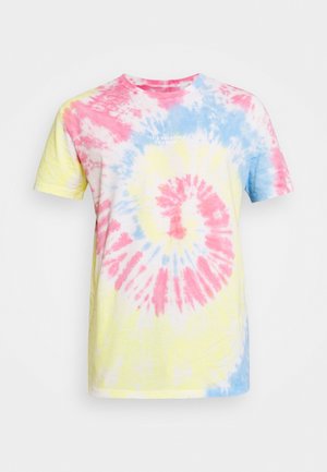 Le t-shirt tie-dye présente un motif en spirale aux teintes rose, bleu et jaune. Confectionné en tissu doux, il possède un col rond et des manches courtes.