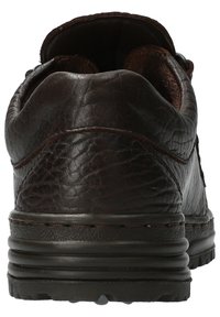 Chaussure en cuir marron avec une surface texturée, un talon arrondi et une semelle superposée. Présente des coutures décoratives et un col rembourré pour le confort.