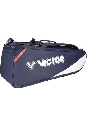 Mørkeblå Victor sportstaske med hvidt logo og diagonal hvid detalje, med flere håndtag og lynlåslommer.