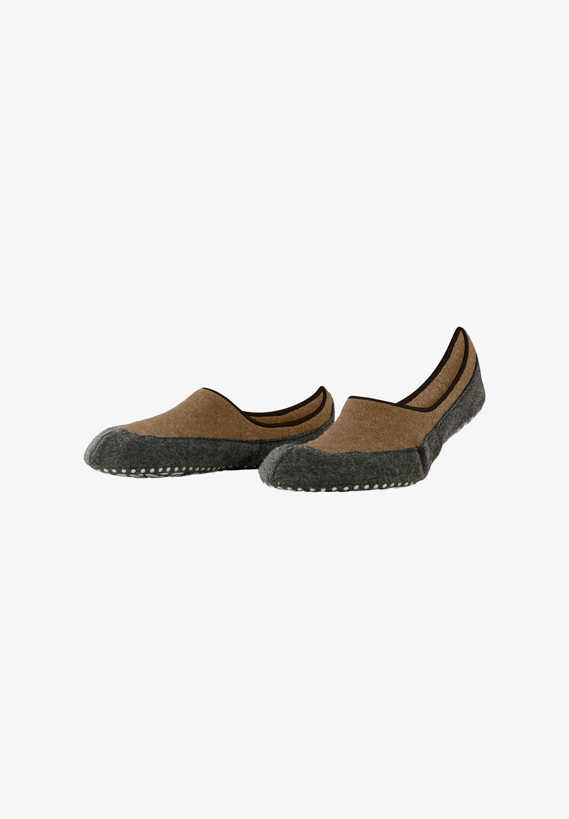 Un paio di pantofole morbide da interno, marroni e grigie, con suole antiscivolo a pois, progettate per comfort e calore.