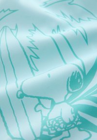 Lichtblauwe stof met een bedrukte afbeelding van een tekenfilmfiguur die een surfplank vasthoudt, met eenvoudige contouren en tropische motieven.