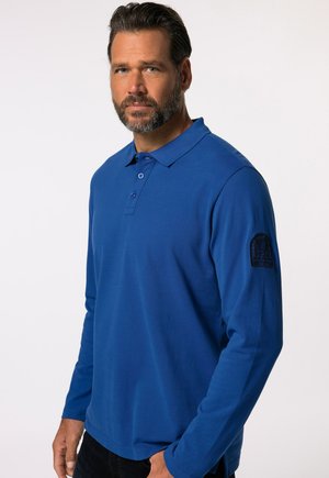 Polo de manga larga azul hecho de material suave, con una tapeta de botones y un logo en la manga izquierda.
