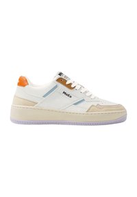 Hvit sneaker med oransje og brun aksent, laget av semsket skinn og l�ær, med en teksturert gummisåle og geometriske designdetaljer.