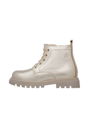 Bottines métalliques dorées avec une semelle plate texturée, un bout rond et des lacets contrastants. Présentent un logo sur le côté et des détails cousus.
