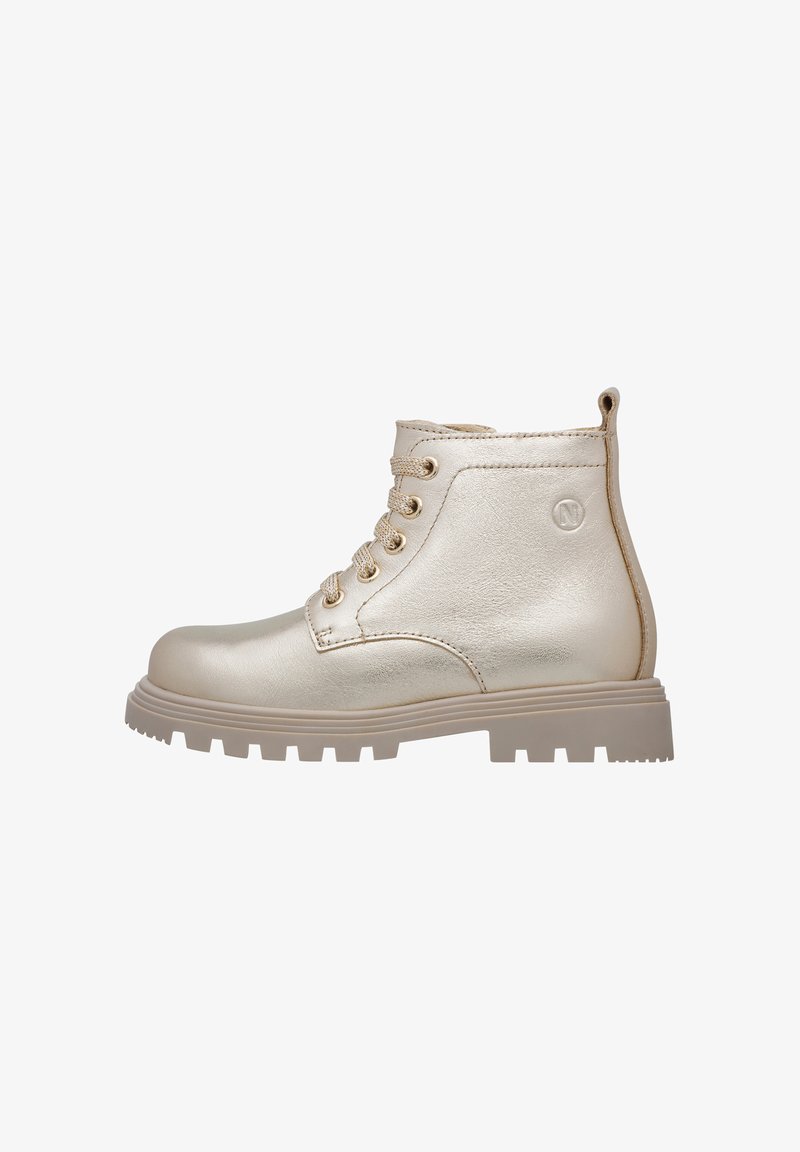 Bottines métalliques dorées avec une semelle plate texturée, un bout rond et des lacets contrastants. Présentent un logo sur le côté et des détails cousus.
