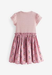 Rosa klänning med en ribbad bodice, korta spetsärmar och en utställd, blommigt mönstrad kjol med volang i midjan. Vågig fåll.
