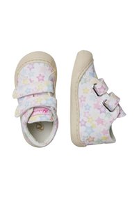 Scarpe per bambini in tela di colore bianco con un motivo di stelle pastello, dotate di doppia chiusura in Velcro e suola in gomma testurizzata.
