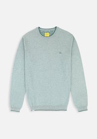 Pull gris clair en tissu doux et texturé. Il se distingue par un col rond, des poignets côtelés et un petit logo sur la poitrine de couleur assortie.