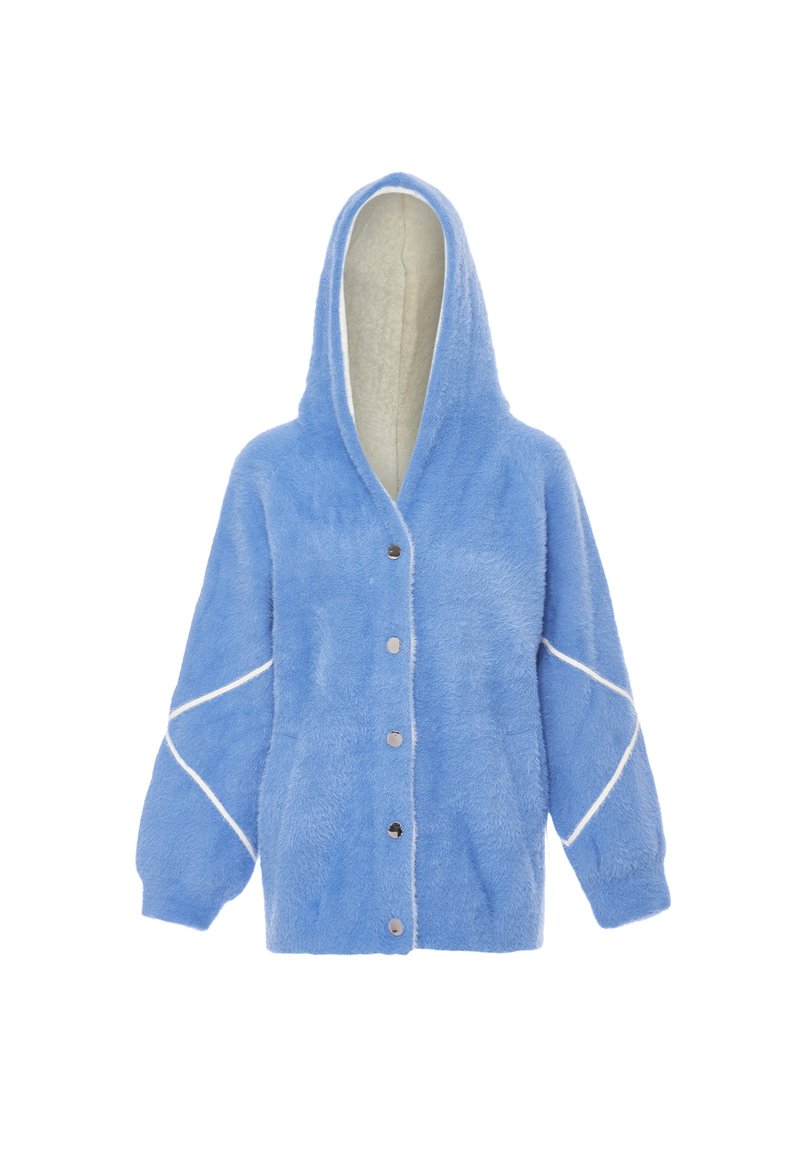 Puchaty niebieski hoodie z zapięciem na guziki z przodu, białymi akcentami w szwach i kapturem. Miękka tekstura i luźny krój zwiększają komfort.