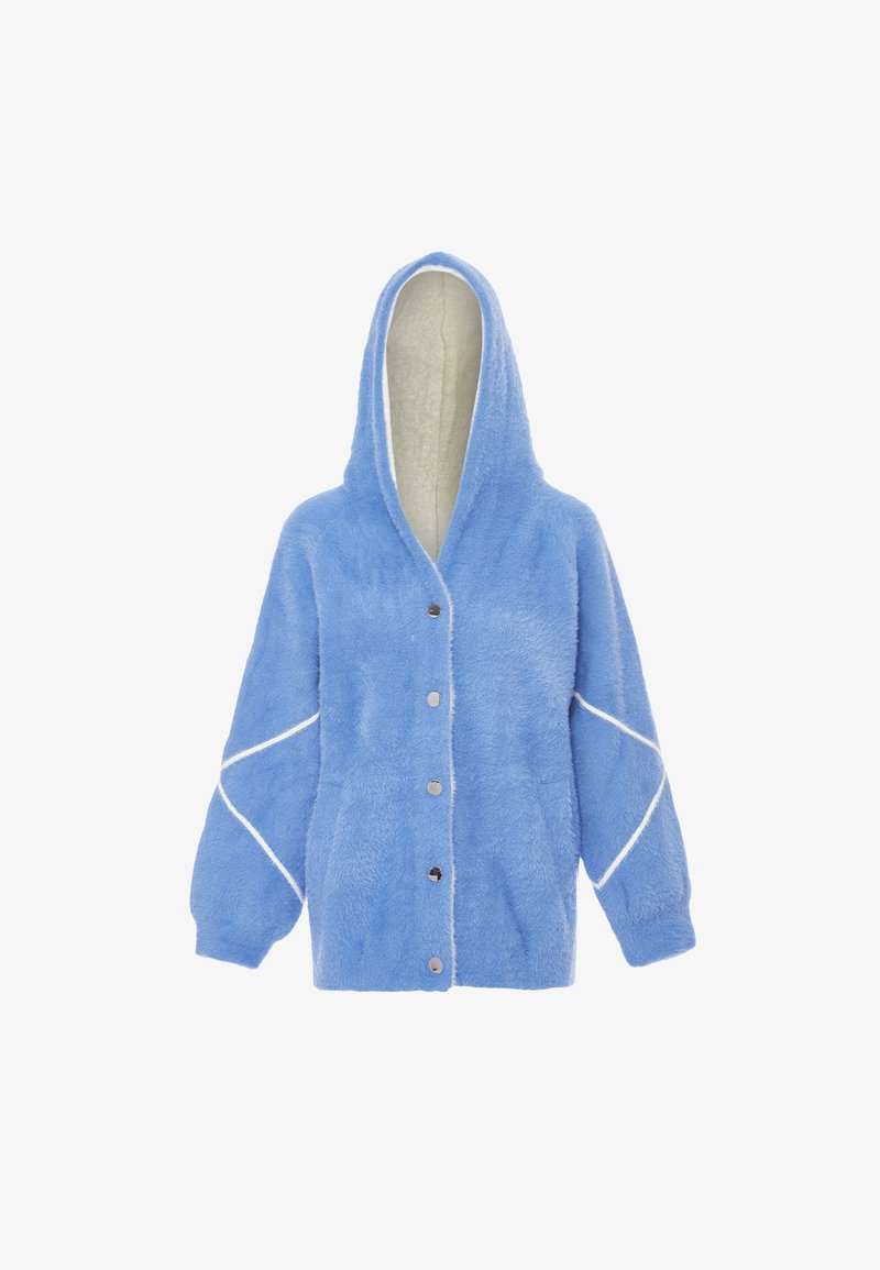 Puchaty niebieski hoodie z zapięciem na guziki z przodu, białymi akcentami w szwach i kapturem. Miękka tekstura i luźny krój zwiększają komfort.