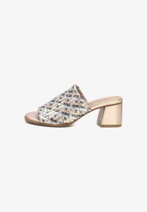 Geweven slidesandalen in beige, zilver en lichtblauwe tinten; heeft een blokhak en een gladde metallic band.