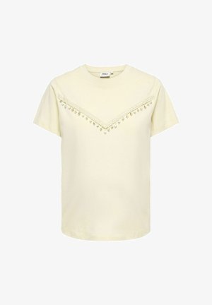 Crèmekleurig T-shirt met korte mouwen, een V-vormige kanten rand en kleine hangende kraaldetails over de borst, ronde halslijn.