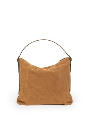 Brązowa zamszowa torba na ramię z zaokrąglonym górnym uchwytem i bocznymi detalami z klamerką, pokazana na białym tle.