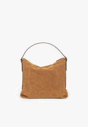 Brązowa zamszowa torba na ramię z zaokrąglonym górnym uchwytem i bocznymi detalami z klamerką, pokazana na białym tle.