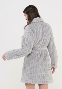Bata de baño gris, texturizada, con un patrón de cuadrícula, mangas largas y un cinturón, con un cuello de chal y una superficie suave y lanosa.